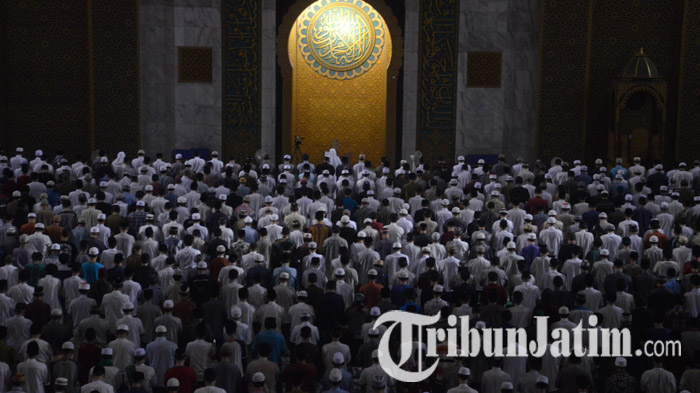 masjid-al-akbar-surabaya-salat-tahajud_20180606_101824.jpg