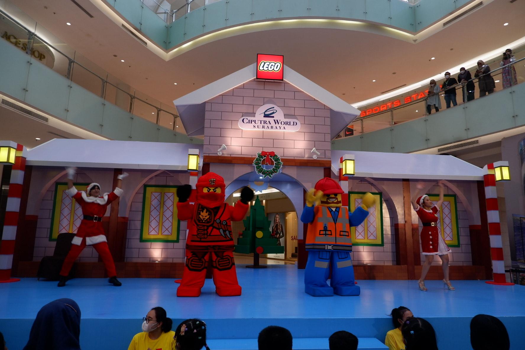 maskot-lego-hadir-di-Ciputra-World-Surabaya-meriahkan-libur-akhir-pekan-sambut-natal-dan-tahun-baru.jpg
