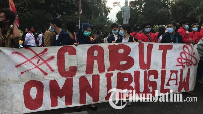 massa-aksi-tolak-omnibus-law-tiba-di-depan-gedung-negara-grahadi-surabaya-ilustrasi-omnibus-law.jpg