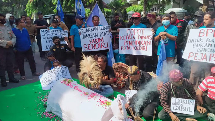massa-aliansi-kediri-bersatu-membawa-keranda-mayat-dan-menggelar-tahlilan.jpg