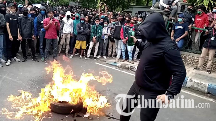 Massa Aliansi Tulungagung Bergerak Membakar Ban, Kecewa Tak Bisa Ketemu Ketua Dewan