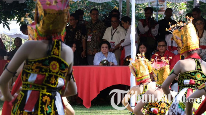 megawati-soekarnoputri-tampak-ikut-menyaksikan-seni-tradisi-khas-banyuwangi.jpg