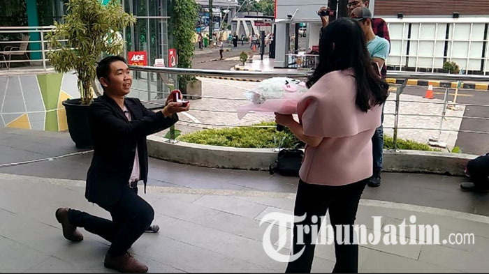 Kejutan Pria Surabaya Lamar Kekasih Lewat Flash Mob di Mal, Ucap 'Nikah', Respon si Cewek Bikin Haru