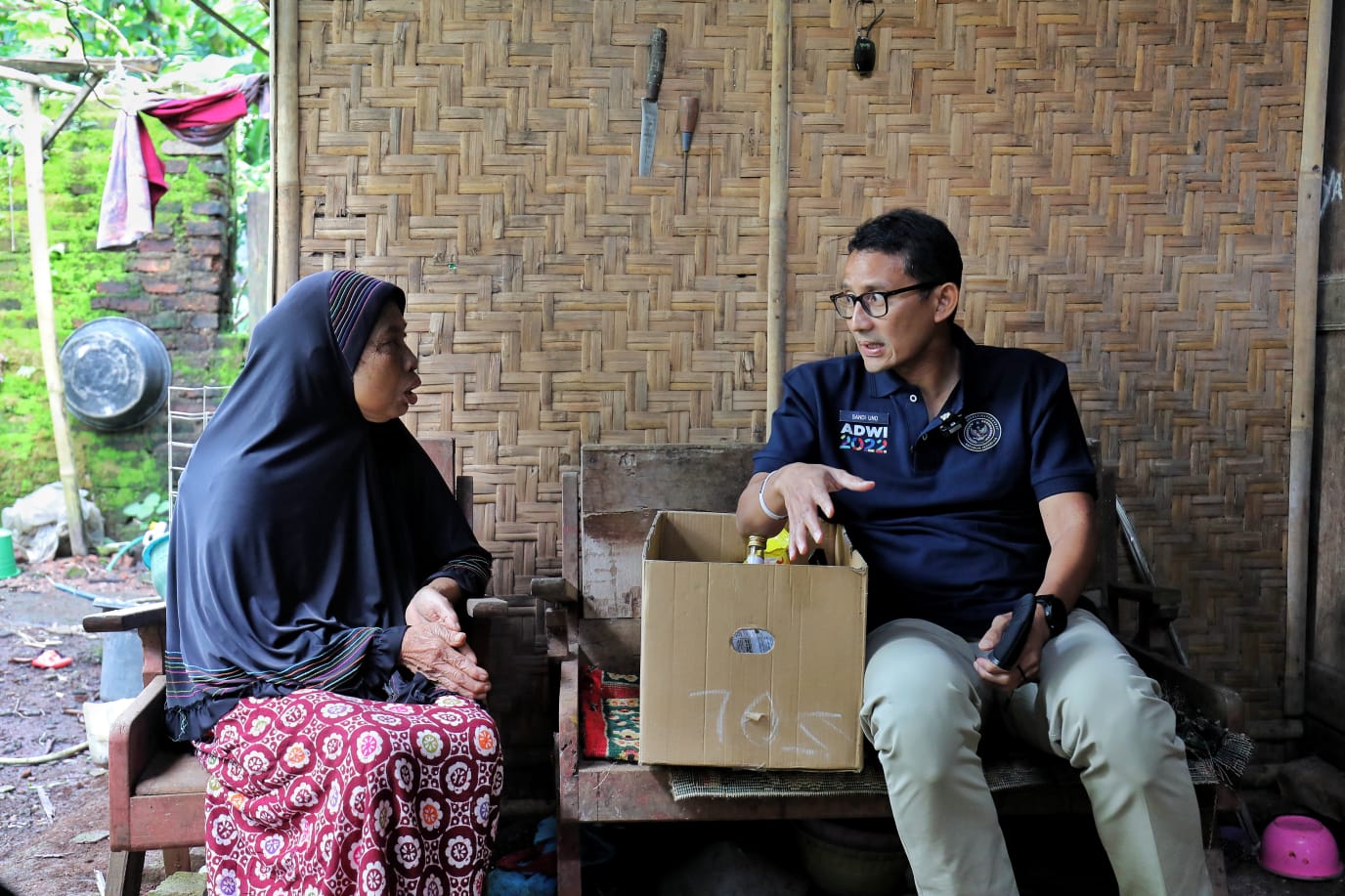 Bahagainya Nenek di Trenggalek Ditemui Sandiaga Uno, Diberi Bantuan untuk Penyakit Asmanya