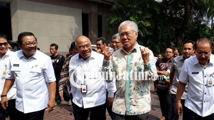 Selain Tunjukkan Kelingkingnya, Mendag Juga Perlihatkan Dua Jarinya yang Membentuk Huruf 'V'