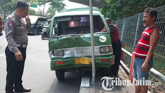 Diserobot Mobil Pikap Tak Dikenal, Mikrolet di Surabaya Ini Tabrak Tiang Rambu sampai Ringsek