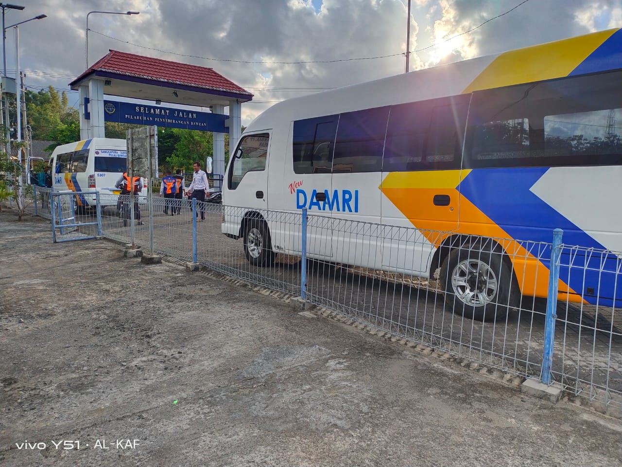 minibus-damri-di-bawean.jpg