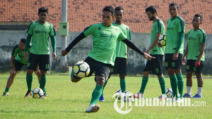 misbakus-solikin-menendang-bola-pada-latihan-persebaya-surabaya.jpg