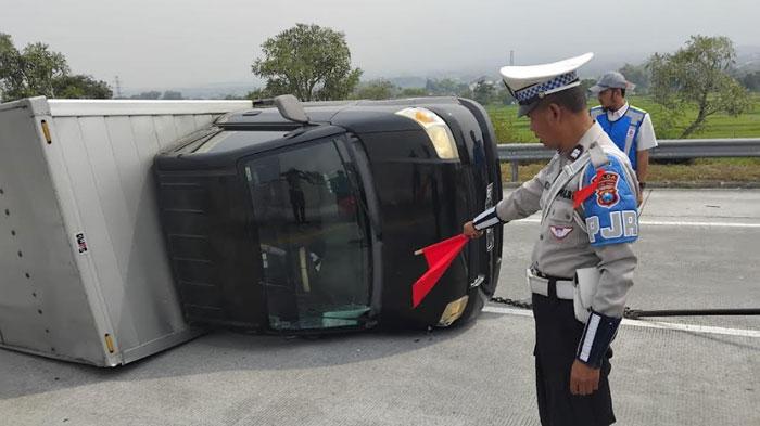 Hendak Menuju Surabaya, Mobil Pickup Muatan Barang Elektronik Terguling di Tol Malang-Pandaan