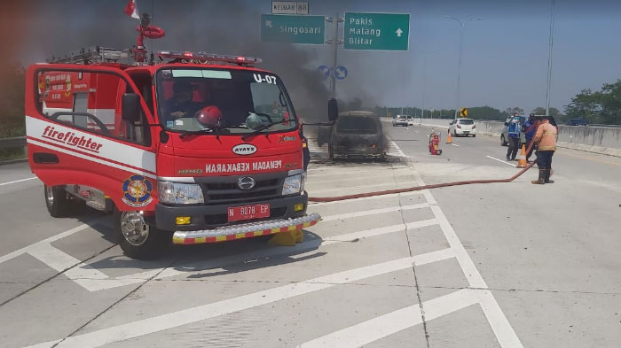 BREAKING NEWS - Mobil Warga Surabaya Terbakar Saat Melintas Tol Pandaan-Malang, Awalnya Terasa Aneh