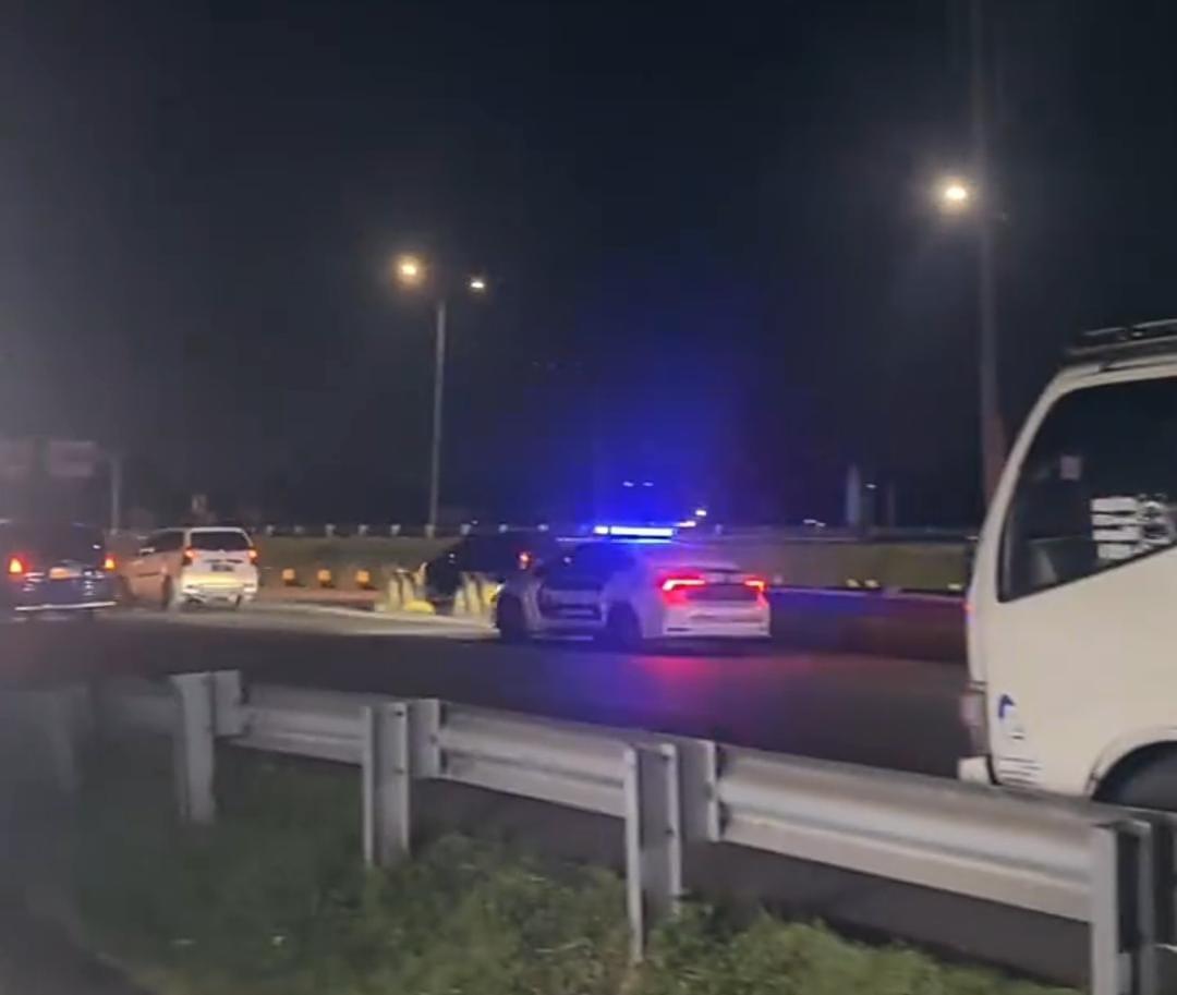 mobil-pjr-polda-jatim-kejar-mobil-di-tol-waru.jpg