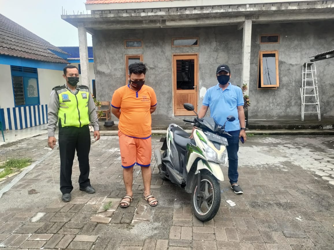 Maling Motor Asal Surabaya Dihajar Warga Gresik, Pelaku Incar Motor yang Diparkir di Warkop