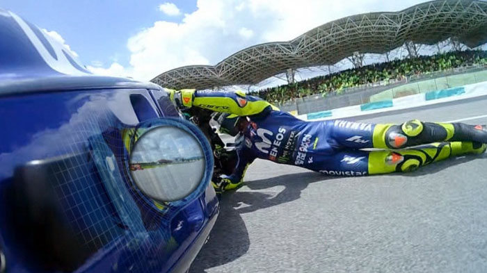 momen-valentino-rossi-terjatuh-dari-motornya-saat-motogp-malaysia-2018_20181105_100656.jpg