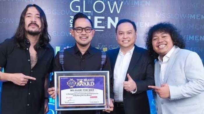 ms-glow-for-men-sabet-penghargaan-top-brand-award-untuk-produk-playmaker-beard-and-hair-serum.jpg