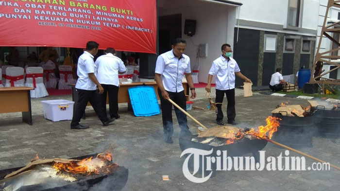 Suara Ledakan Muncul dari Tong, Saat Pembakaran Barang Bukti Ponsel Kasus Narkoba di Kejari Kediri