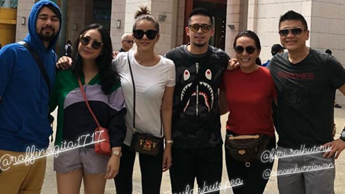 Liburan Ketemu Olla Ramlan di Kaki Lima, Nagita Salvina Tak Dandan & Bajunya Bikin Netizen Heboh