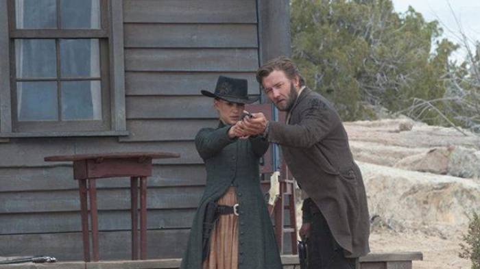 natalie-portman-dan-joel-edgerton-di-film-jane-got-a-gun.jpg