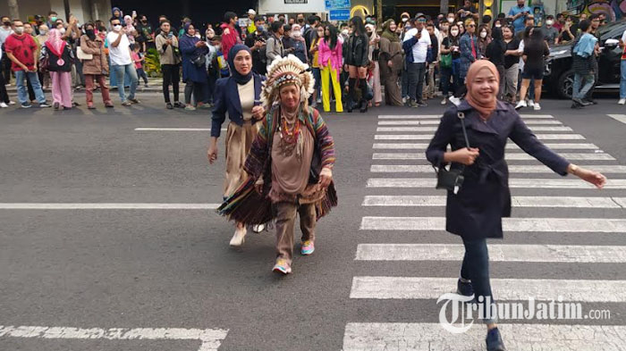 nenek-berusia-66-tahun-beradu-outfit-di-jalan-tunjungan.jpg