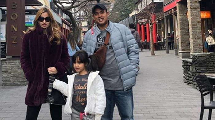 Direkam Nia Ramadhani, Ardi Bakrie Suapi Mykhaila, Lepas Kangen ke Anak, Makanannya Jadi Sorotan