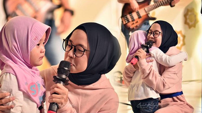 Viral Gadis Cilik Nangis Ingin Dipeluk Nissa Sabyan, Sang Ibu Curhat Perjuangannya, Netizen: Nyesek!