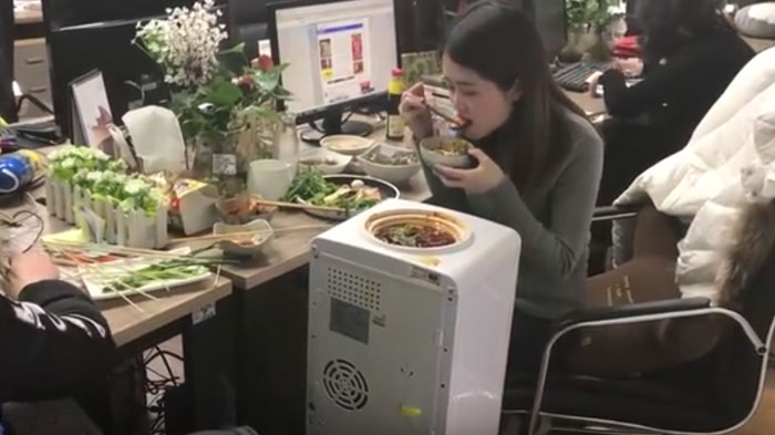 Lapar di Kantor? Tiru Cara Perempuan Ini Masak Makanan Pakai Peranti Kantor!