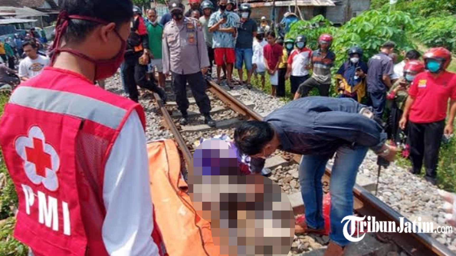 Perempuan Jongkok Menghadap Kereta Api Sedang Melaju di Kota Blitar, Diklakson Tak Menghindar, Tewas
