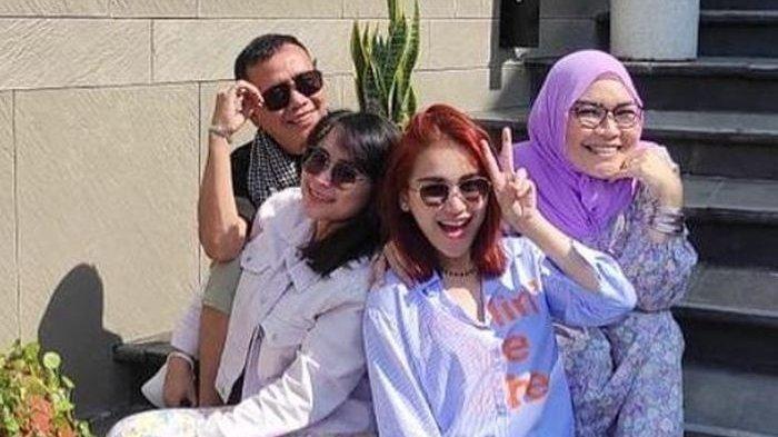 Kini Uang Berlimpah, Watak Orang Tua Ayu Ting Ting Beda, Ketahuan Tabiat ke Pegawai di Pinggir Kolam