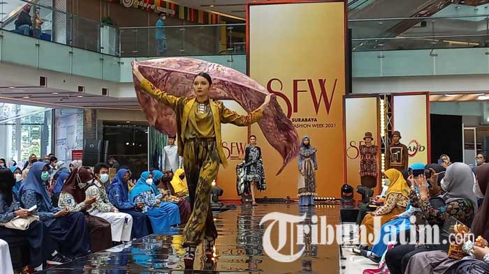 Surabaya Fashion Week 2021 Hari Kedua Diwarnai Busana Berbahan Wastra, Ada Batik, Tenun hingga Lurik