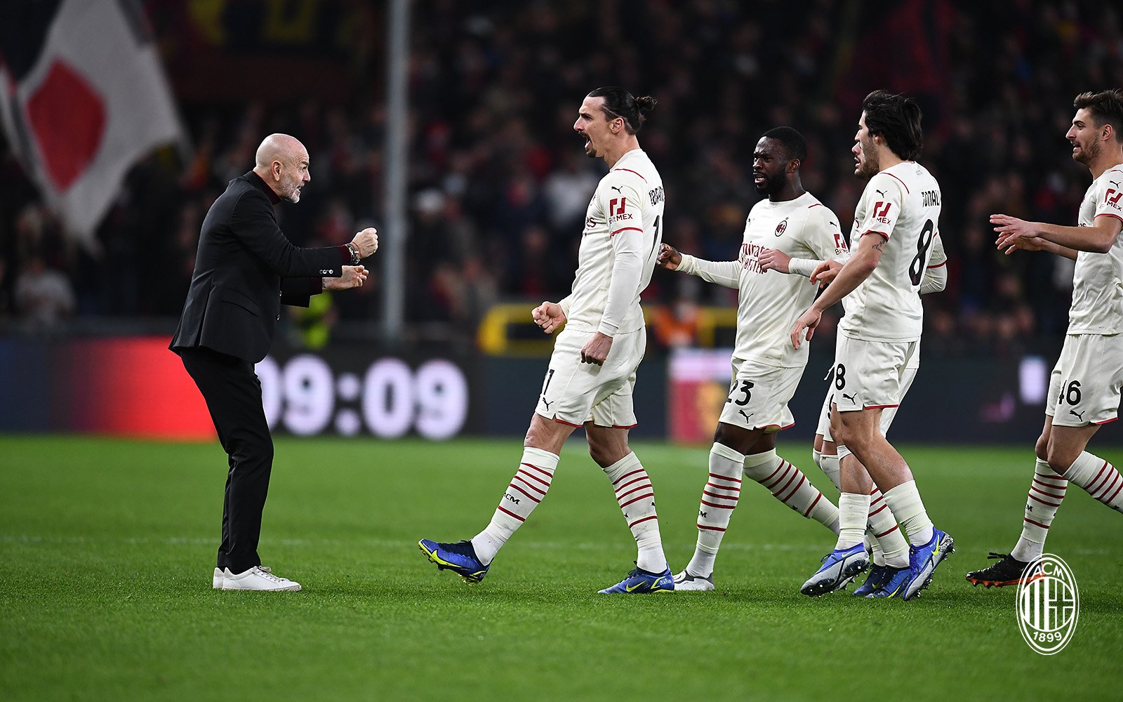 para-pemain-ac-milan-merayakan-gol-yang-dicetak-zlatan-ibrahimovic.jpg