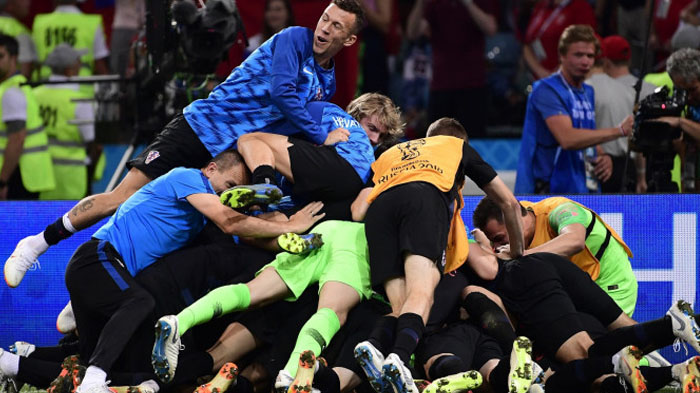para-pemain-kroasia-merayakan-kemenangan-atas-rusia-lewat-adu-penalti_20180715_112128.jpg