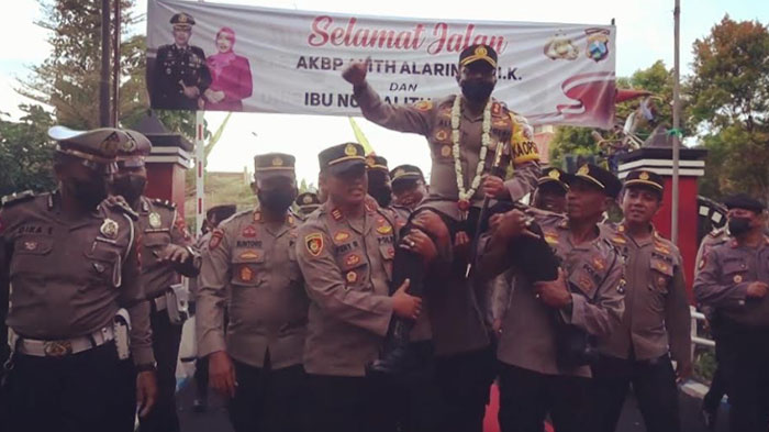 para-personel-polres-bangkalan-menandu-akbp-alith-alarino.jpg