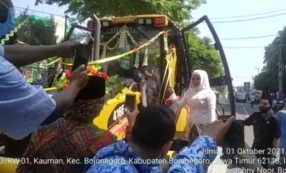 Terkuak Sosok Pengantin yang Naik Alat Berat Loader di Bojonegoro, Ternyata Bukan Orang Sembarangan