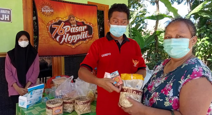 Peduli Lingkungan, Karang Taruna di Madiun Gunakan Besek di Pasar Heppiii