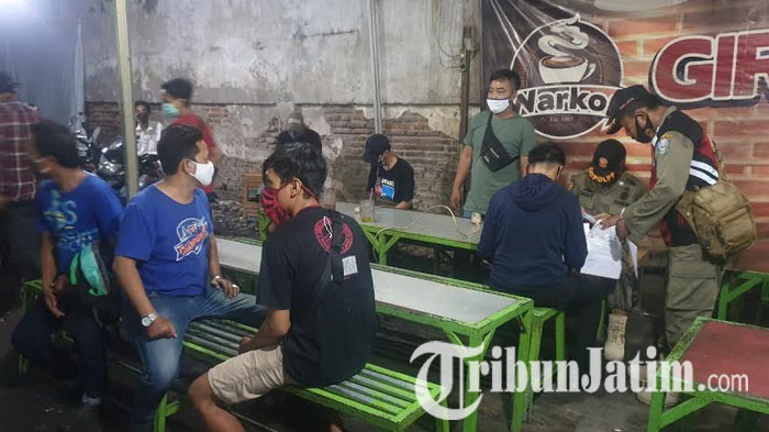 Patroli Skala Besar, Polisi Pergoki Warga Masih Nongkrong saat Jam Malam PSBB Surabaya, KTP Disita