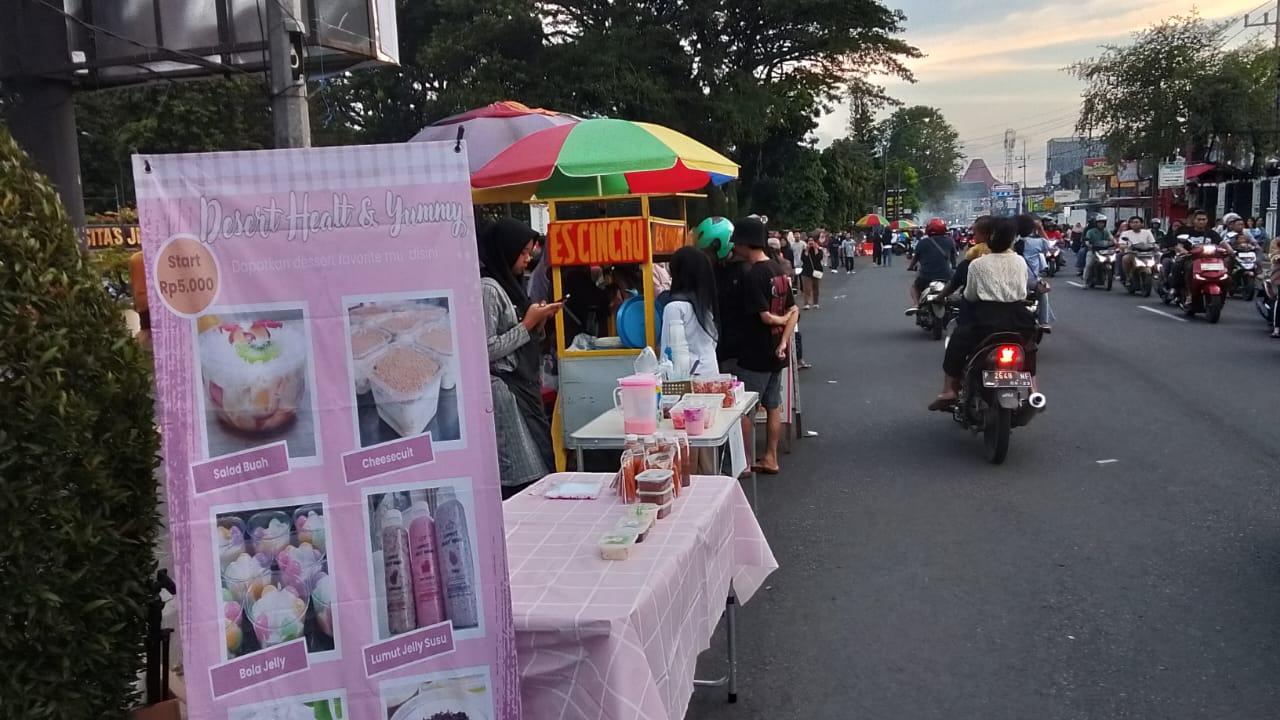 pedagang-dadakan-di-kawasan-unej-jember-mahasiswa-berjualan-saat-ramadan.jpg