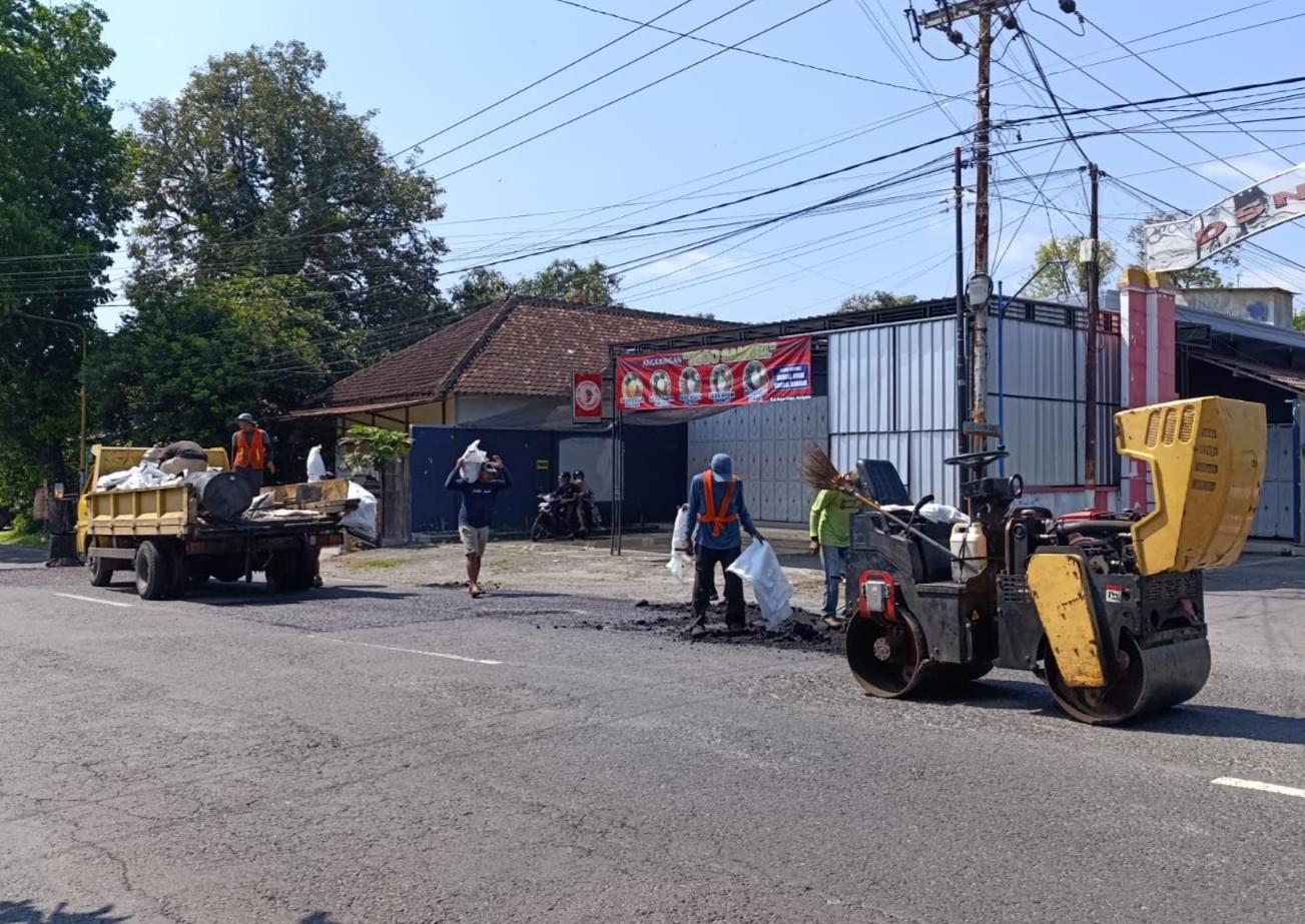 Bahayakan Pengendara, DPUPR Blitar Tambal Jalan Berlubang di Jl Raya Kanigoro