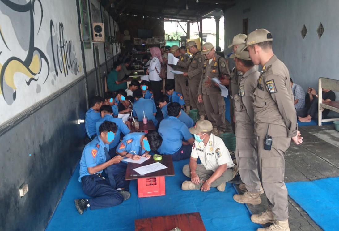 Nongkrong di Warkop Saat Jam Sekolah, 20 Pelajar di Tulungagung Dirazia Satpol PP, Sanksi Menunggu