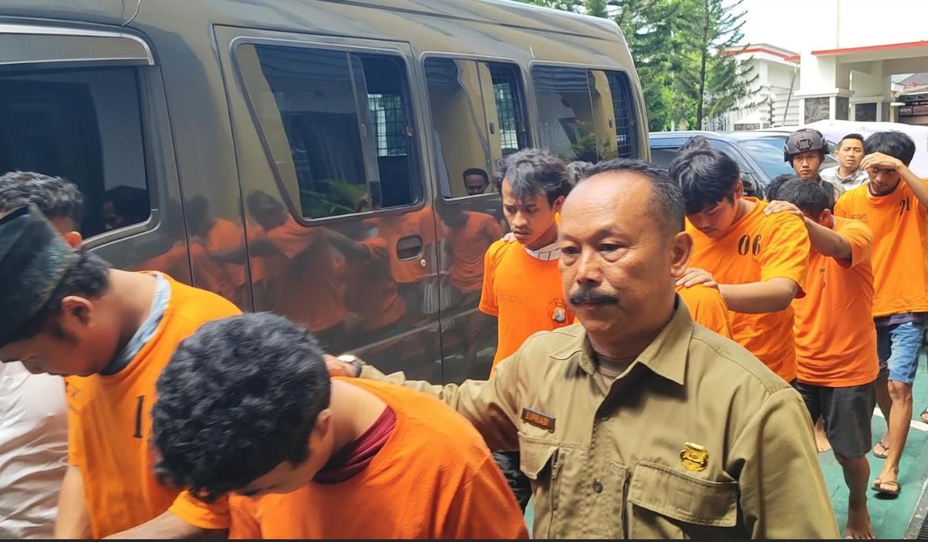 Polda Jatim Serahkan 10 Pelaku Perusakan Mapolsek Watulimo ke Jaksa Trenggalek, Sidang Akan Digelar