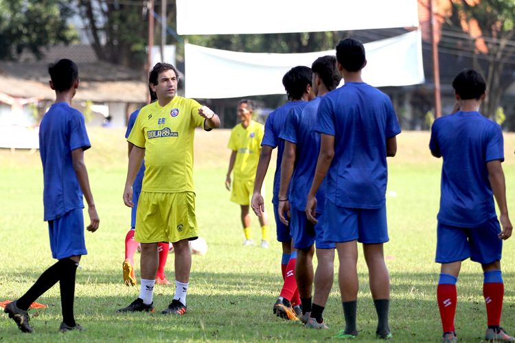 pelatih-arema-fc-eduardo-almeida-memimpin-latihan-rutin-untuk-persiapan-liga-1-2021.jpg