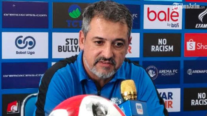 pelatih-arema-fc-marcos-santos-saat-konpers.jpg