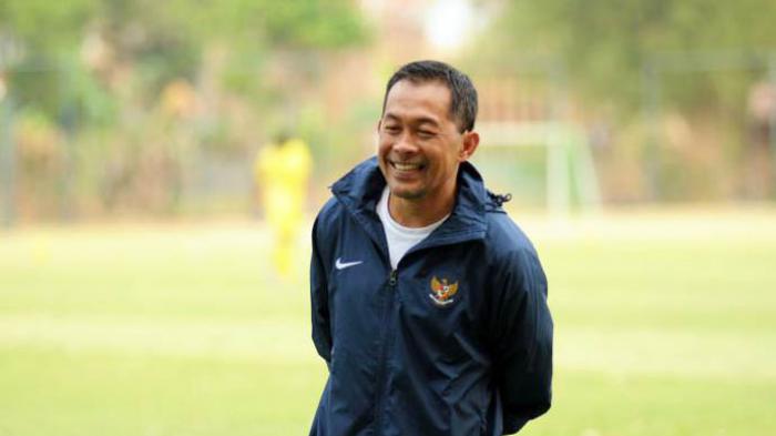 pelatih-persebaya-surabaya-aji-santoso-tertawa.jpg