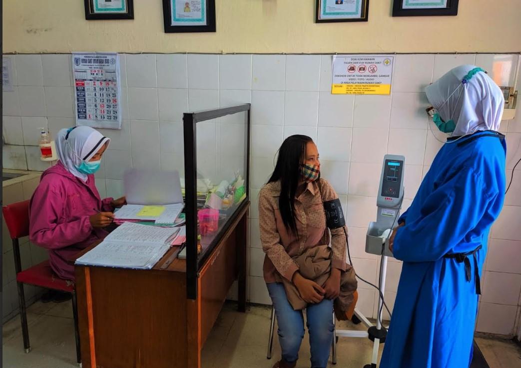 pelayanan-kesehatan-di-salah-satu-puskesmas-di-Kabupaten-Kediri.jpg