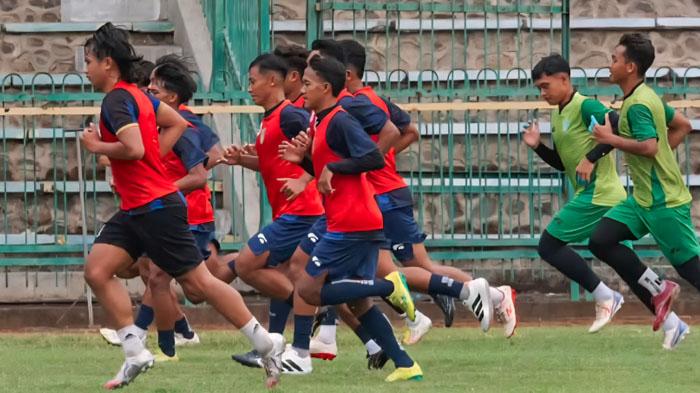pemain-Gresik-United-ikuti-latihan-tim-2025-Gresik-United-membutuhkan-tambahan-pemain.jpg