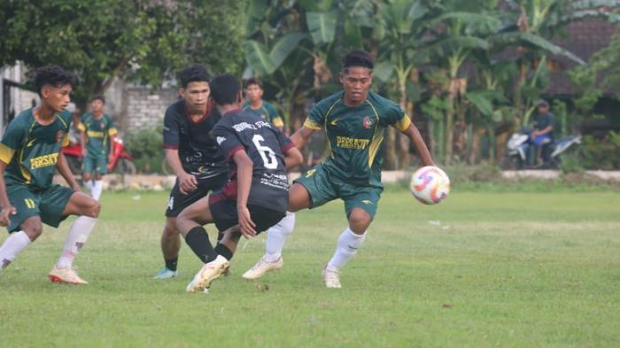 pemain-Persatu-Tuban-saat-menjalani-sesi-uji-coba-lawan-tim-lokal-Tuban-jelang-liga-4.jpg