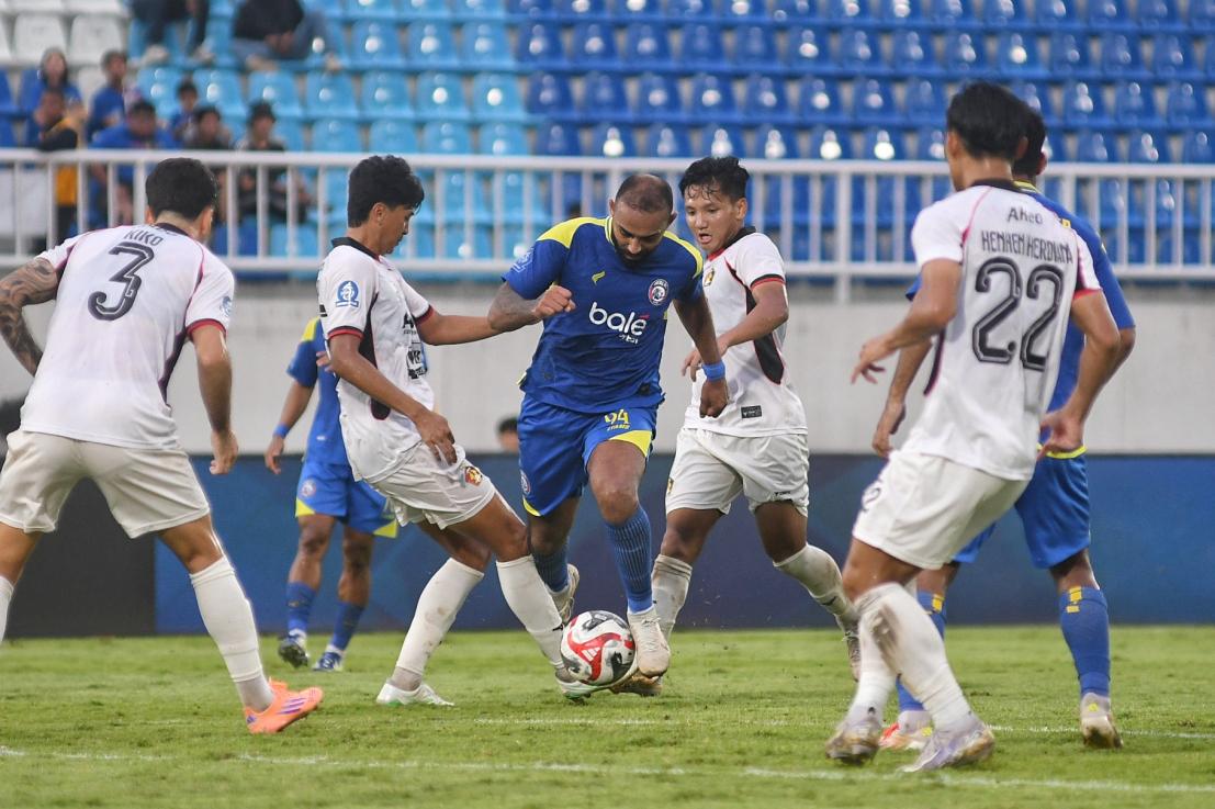 pemain-arema-fc-dalberto-cedera-usai-lawan-persik.jpg