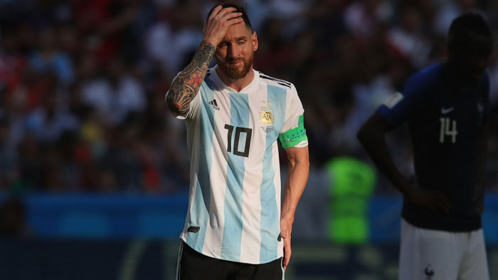 pemain-argentina-lionel-messi-tertunduk-lesu-saat-timnya-dikalahkan-prancis_20180701_082600.jpg
