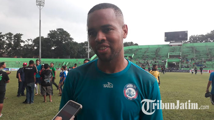 pemain-baru-arema-fc-thiago-furtuoso-usai-latihan-di-stadion-gajayana-kota-malang_20180113_184934.jpg