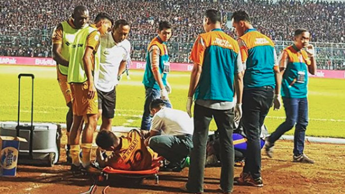 pemain-bhayangkara-fc-tm-ichsan-ditandu-saat-laga-kontra-arema-fc-di-stadion-kanjuruhan_20180131_120420.jpg