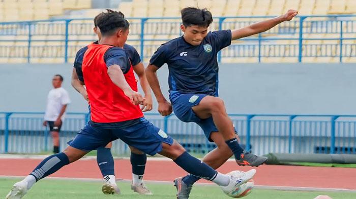 pemain-gresik-united-saat-latihan-acara-launching-tertunda.jpg