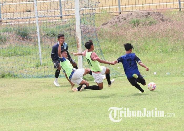 pemain-mengikuti-seleksi-terbuka-Persatu-Tuban-di-Stadion-Lokajaya-Tuban-ilustrasi-persatu.jpg
